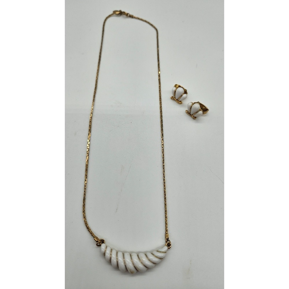 Vintage AVON Gold Tone White Ribbed Pendant Necklace and Clip On Earrings Set - Picture 2 of 12
